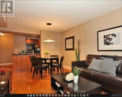 741 - 250 Wellington Street W, Toronto, ON - Indoor Photo Showing Living Room