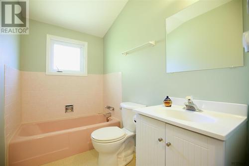 409 Mccamus Ave, Temiskaming Shores, ON - Indoor Photo Showing Bathroom