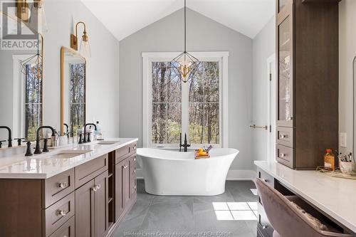 5759 5Th Concession Road, Essex, ON - Indoor Photo Showing Bathroom