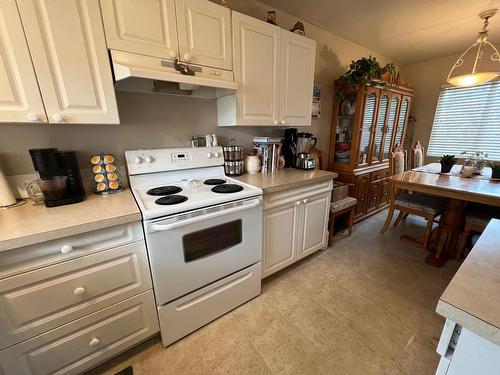 3317 Laurel Crescent, Trail, BC - Indoor Photo Showing Kitchen