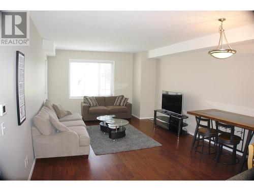 1875 Country Club Drive Unit# 1316, Kelowna, BC - Indoor Photo Showing Living Room