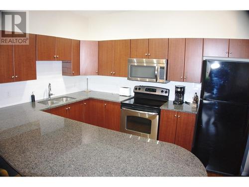 1875 Country Club Drive Unit# 1316, Kelowna, BC - Indoor Photo Showing Kitchen With Double Sink