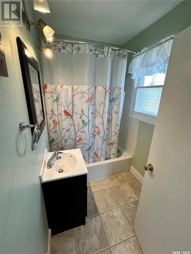 108 Carl Avenue W, Langenburg, SK - Indoor Photo Showing Bathroom