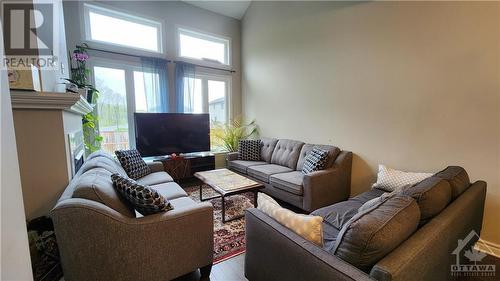 470 Markdale Terrace, Ottawa, ON - Indoor Photo Showing Living Room