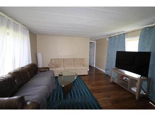 8390 Outlook Road, Grand Forks, BC - Indoor Photo Showing Living Room