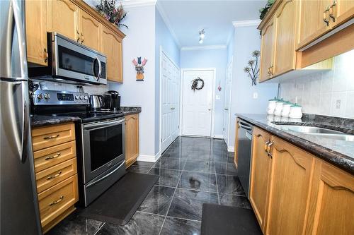 5 Greentrail Drive, Mount Hope, ON - Indoor Photo Showing Kitchen