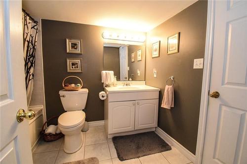 5 Greentrail Drive, Mount Hope, ON - Indoor Photo Showing Bathroom