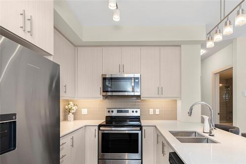 340 Plains Road E|Unit #409, Burlington, ON - Indoor Photo Showing Kitchen With Double Sink With Upgraded Kitchen