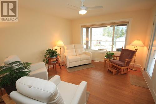 6806 Cabernet Place, Oliver, BC - Indoor Photo Showing Living Room
