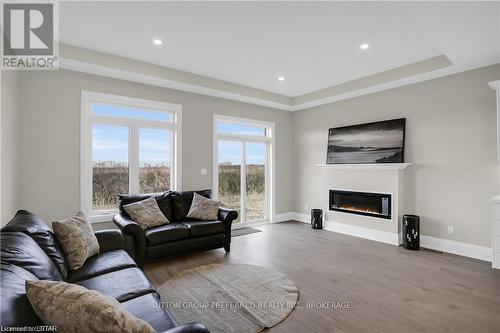 250 Leitch Street, Dutton/Dunwich, ON - Indoor Photo Showing Living Room With Fireplace