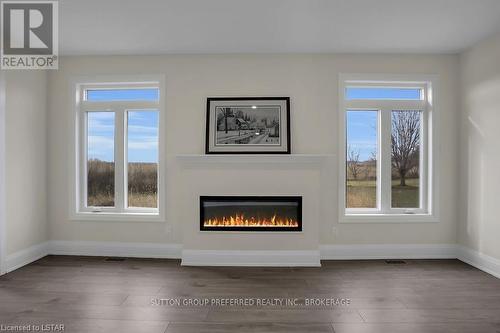 252 Leitch Street, Dutton/Dunwich, ON - Indoor Photo Showing Living Room With Fireplace