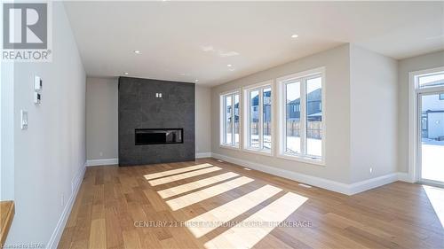 3495 Isleworth Road, London, ON - Indoor Photo Showing Living Room With Fireplace