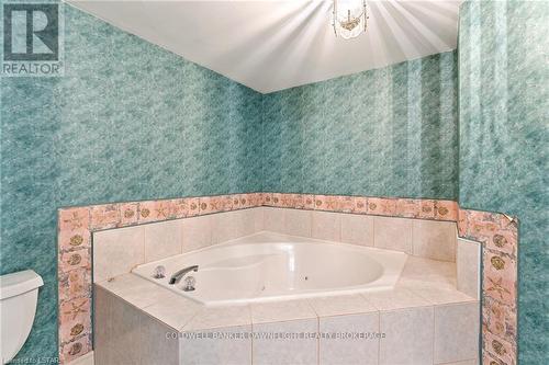 101 - 9 Pine Street, Lambton Shores (Grand Bend), ON - Indoor Photo Showing Bathroom