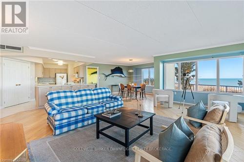 101 - 9 Pine Street, Lambton Shores (Grand Bend), ON - Indoor Photo Showing Living Room