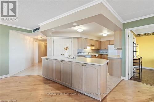 101 - 9 Pine Street, Lambton Shores (Grand Bend), ON - Indoor Photo Showing Kitchen