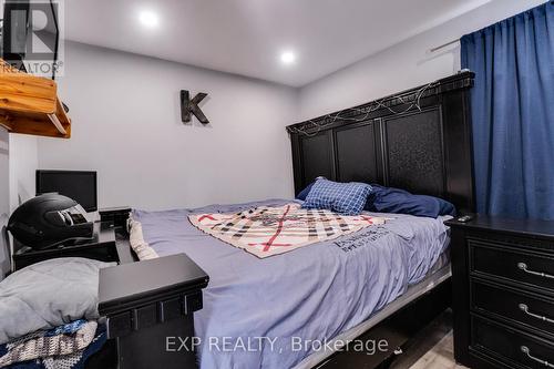 202 Roxborough Avenue, Hamilton, ON - Indoor Photo Showing Bedroom