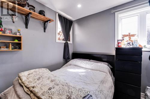 202 Roxborough Avenue, Hamilton, ON - Indoor Photo Showing Bedroom