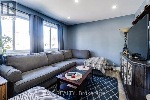 202 Roxborough Avenue, Hamilton, ON - Indoor Photo Showing Living Room