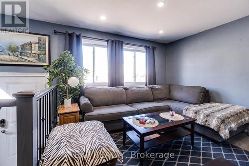 202 Roxborough Avenue, Hamilton, ON - Indoor Photo Showing Living Room