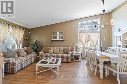 5991 Andrea Drive, Niagara Falls, ON - Indoor Photo Showing Living Room