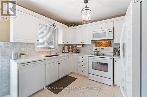 5991 Andrea Drive, Niagara Falls, ON - Indoor Photo Showing Kitchen