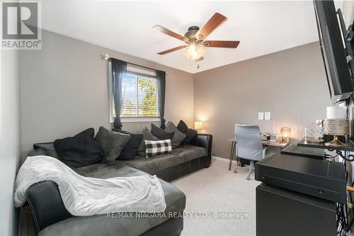 5991 Andrea Drive, Niagara Falls, ON - Indoor Photo Showing Living Room