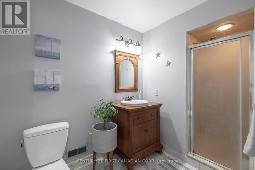 8 Portsmouth Rd, London, ON - Indoor Photo Showing Bathroom