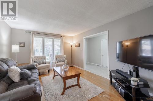 8 Portsmouth Rd, London, ON - Indoor Photo Showing Living Room