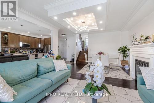 12 Bankfield Crescent, Hamilton, ON - Indoor Photo Showing Living Room
