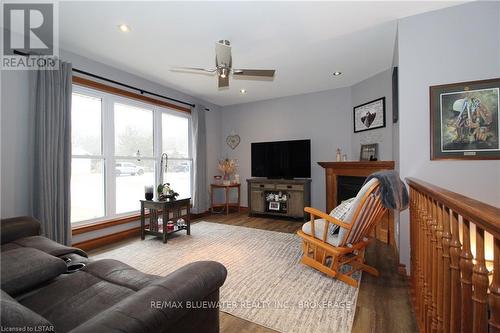 10147 Port Franks Estate Drive, Lambton Shores, ON - Indoor Photo Showing Living Room