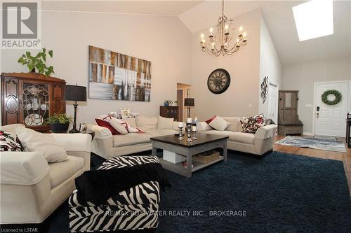 10322 Grand Oaks Drive, Lambton Shores, ON - Indoor Photo Showing Living Room