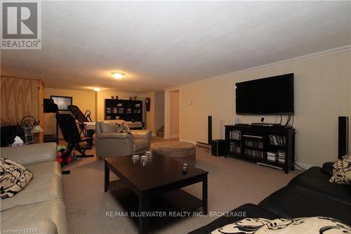 10322 Grand Oaks Drive, Lambton Shores, ON - Indoor Photo Showing Living Room