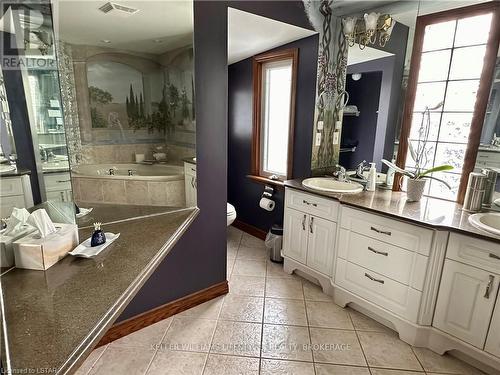 33380 Queen Street, North Middlesex, ON - Indoor Photo Showing Bathroom