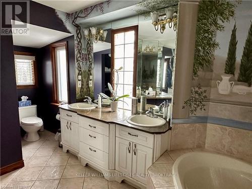 33380 Queen Street, North Middlesex, ON - Indoor Photo Showing Bathroom