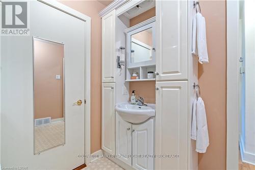 204 Edinburgh Street, London, ON - Indoor Photo Showing Bathroom