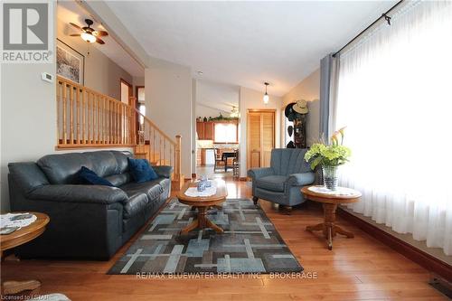 9901 Eric Street, Lambton Shores, ON - Indoor Photo Showing Living Room