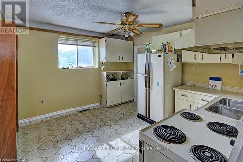 151 Travelled Road, London, ON - Indoor Photo Showing Kitchen
