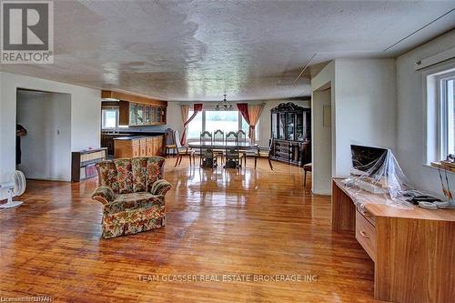 151 Travelled Road, London, ON - Indoor Photo Showing Living Room