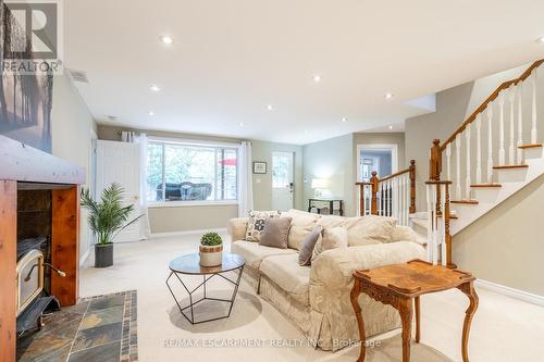 702 King Road, Burlington, ON - Indoor Photo Showing Living Room