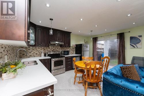 17 Haley Court, Brampton, ON - Indoor Photo Showing Kitchen With Double Sink With Upgraded Kitchen