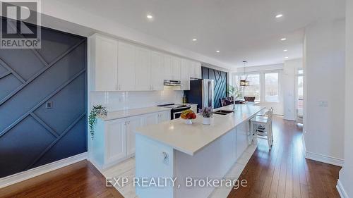 1641 Blanefield Road, Mississauga, ON - Indoor Photo Showing Kitchen With Upgraded Kitchen