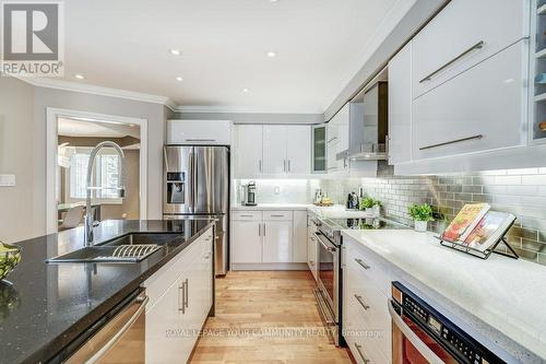 607 Heddle Crescent, Newmarket, ON - Indoor Photo Showing Kitchen With Stainless Steel Kitchen With Upgraded Kitchen