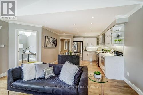607 Heddle Crescent, Newmarket, ON - Indoor Photo Showing Living Room