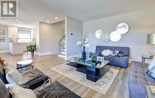 514 Vyner Crescent, Oakville, ON - Indoor Photo Showing Living Room