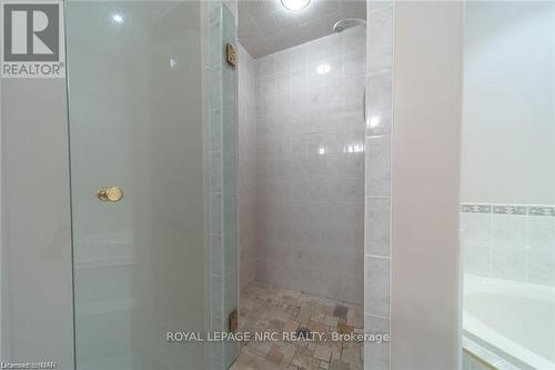 25 - 174 Martindale Road, Niagara Falls, ON - Indoor Photo Showing Bathroom