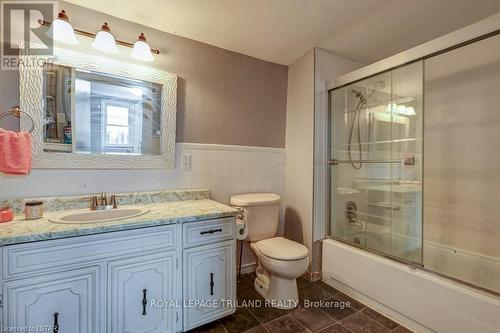 31 Malakoff Street, St. Thomas, ON - Indoor Photo Showing Bathroom