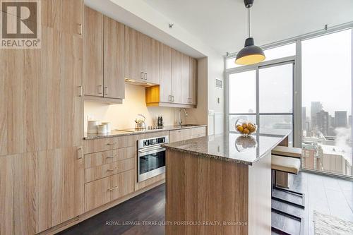 3709 - 426 University Avenue, Toronto, ON - Indoor Photo Showing Kitchen With Upgraded Kitchen