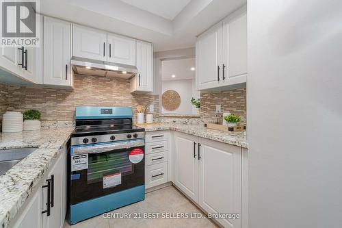 5649 Cortina Crescent, Mississauga, ON - Indoor Photo Showing Kitchen With Upgraded Kitchen