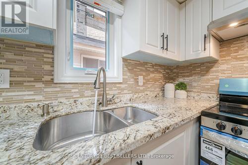 5649 Cortina Crescent, Mississauga, ON - Indoor Photo Showing Kitchen With Double Sink With Upgraded Kitchen