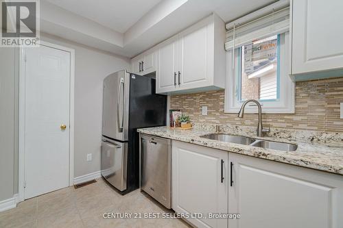 5649 Cortina Crescent, Mississauga, ON - Indoor Photo Showing Kitchen With Double Sink With Upgraded Kitchen